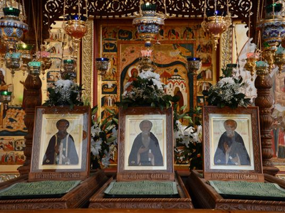 Сегодня на Соловках праздник – совершается  память основателей и устроителей знаменитого на весь мир Соловецкого монастыря преподобных Зосимы, Савватия и Германа. Какую землю выбрали для своих подвигов святые старцы?