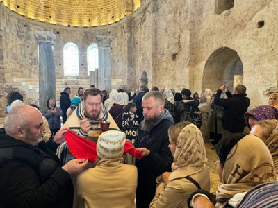 В день памяти святителя Николая верующие Русской Православной Церкви помолились в Мирах Ликийских