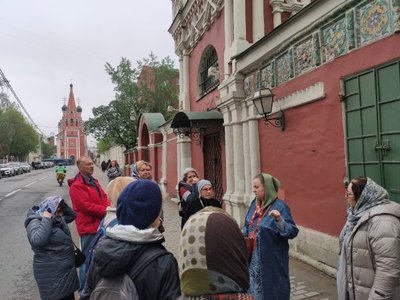 12 мая состоялась экскурсия «Диалог в камне: четыре храма — четыре пути к единству» для участников проекта «Московское долголетие».