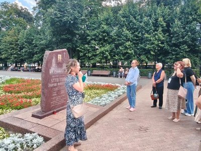 11 августа состоялась экскурсия «Неопалимая Москва: от Страстного бульвара до Путинок» для участников проекта «Московское долголетие»