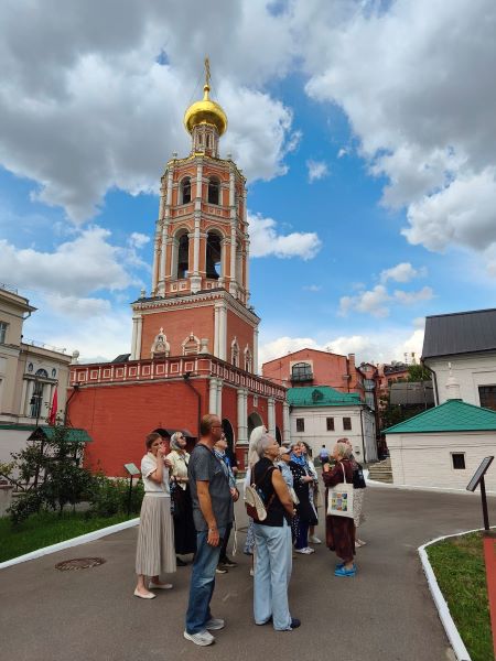 18 августа состоялась экскурсия «Хрупкая твердыня: женские судьбы у Петровских ворот» для участников проекта «Московское долголетие»