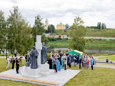 В Старице освятили памятник трём знаменитым игуменам