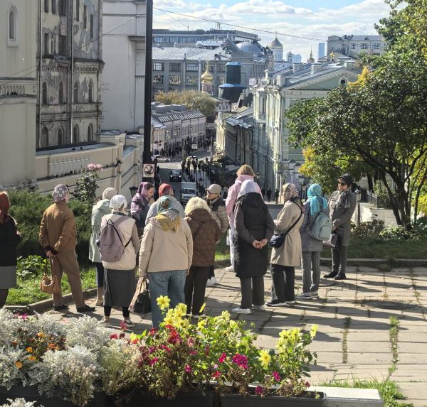29 сентября состоялась экскурсия «Восхождение на Ивановскую горку: от усыпальницы воинов — к затвору праведницы» для участников проекта «Московское долголетие»