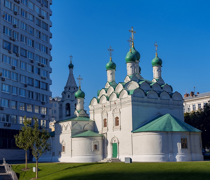 Этот нарядный московский храм, возведенный в стиле русского узорочья, знают, безусловно, почти все. Его часто снимают в кино, его непременно показывают гостям столицы на экскурсиях по Москве. Речь о храме Симеона Столпника, который находится в самом ...